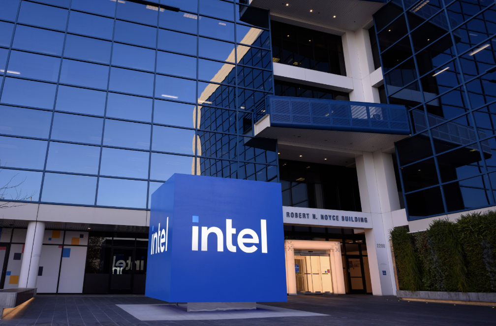 Intel CEO’sunu açıkladı, hisseler fırladı