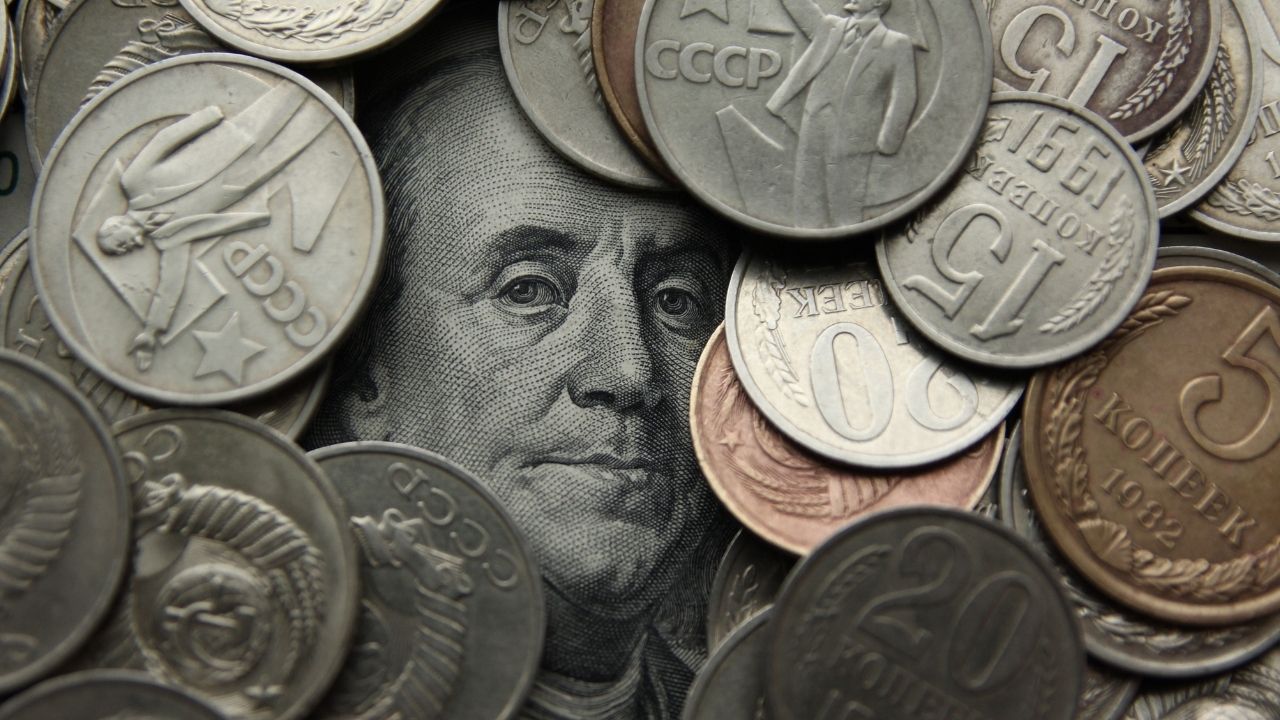 Ruble rüzgarı! Dolar 2 yılın dibine çakıldı