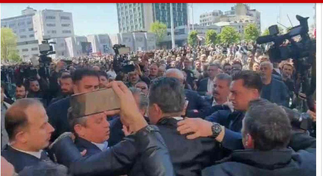 Özgür Özel, Sırrı Süreyya Önder töreni çıkışında saldırıya uğradı!