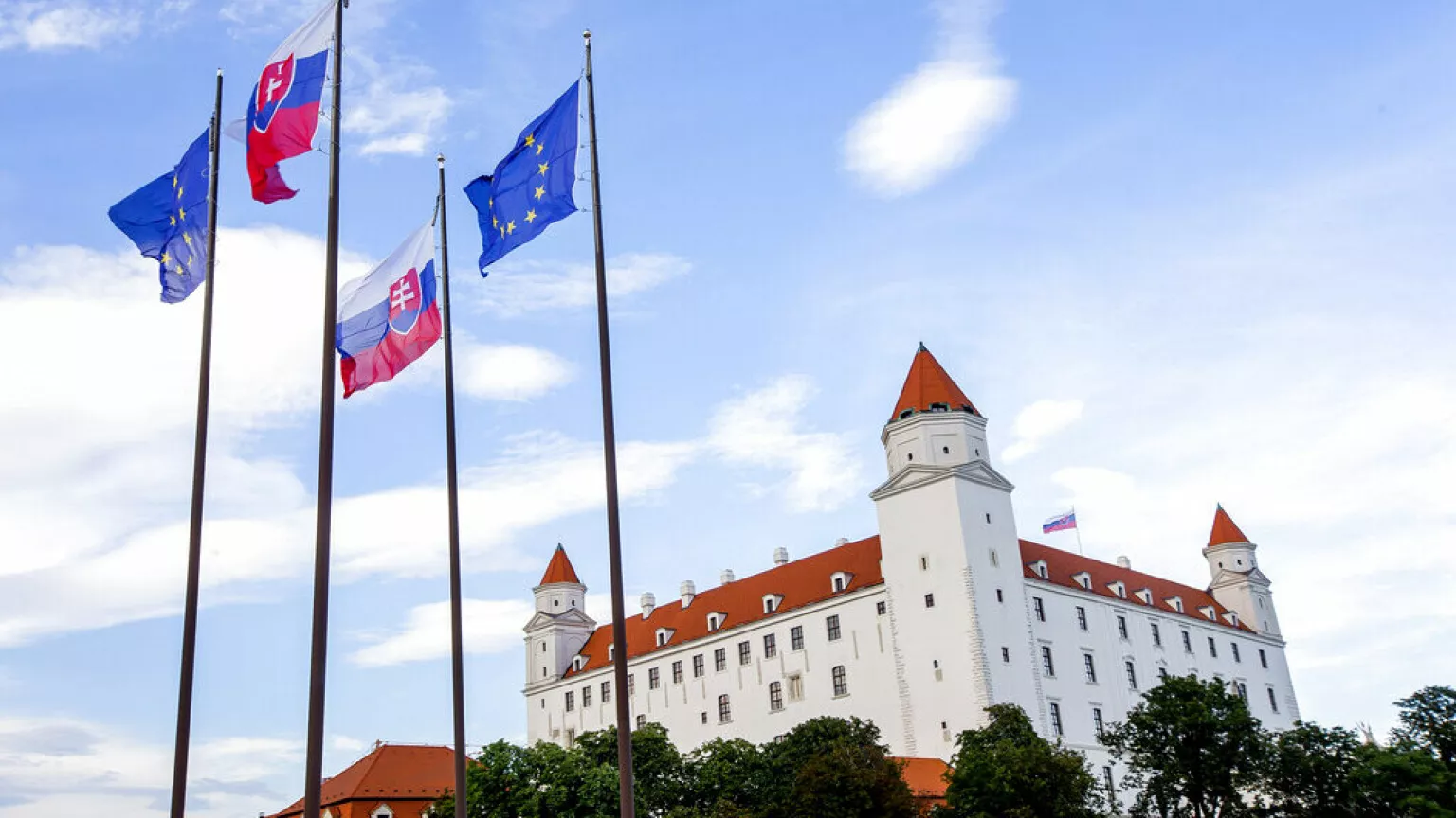 Slovakya’da Hükümete Karşı AB Yanlısı Gösteriler Sürüyor…