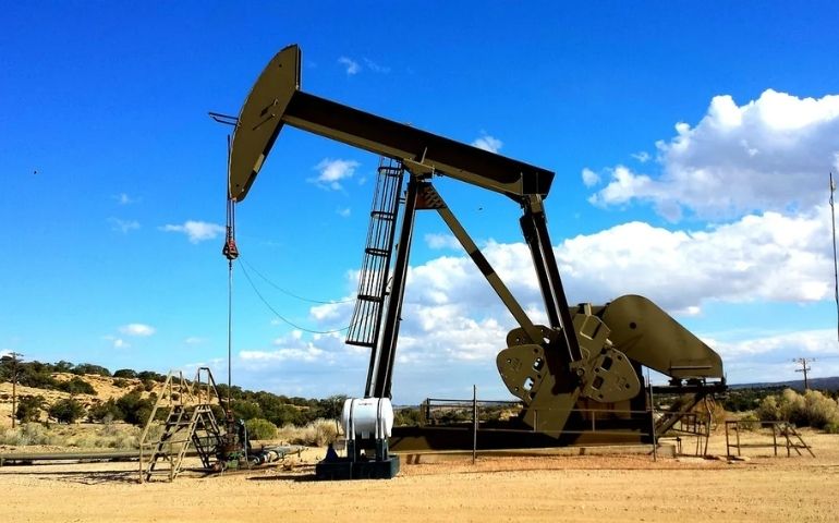 Petrol Piyasalarında Denge Bozuluyor: UEA Rekor Arz Fazlasına Dikkat Çekti